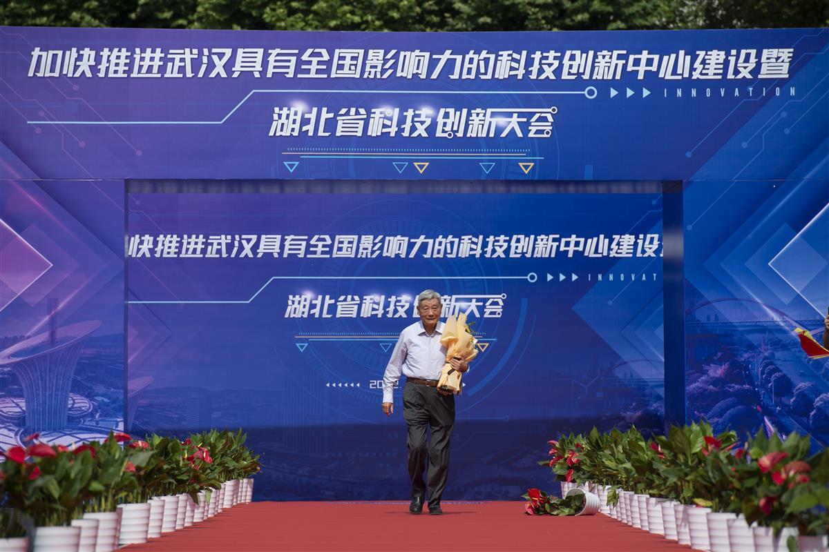 星光不问赶路人——省科技创新大会科学家走红毯致敬湖北科技力量